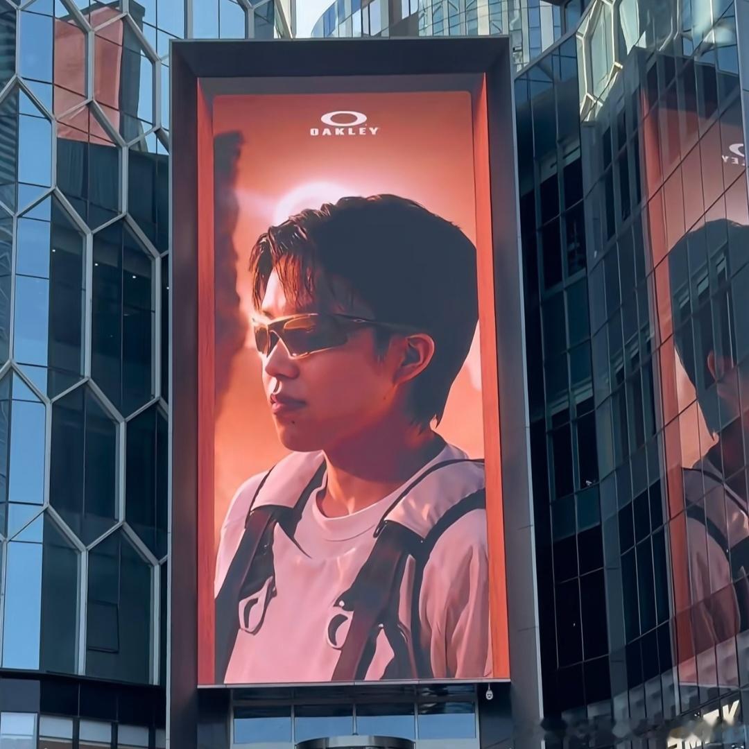 徐志胜戴上墨镜还挺帅的！ ​​​