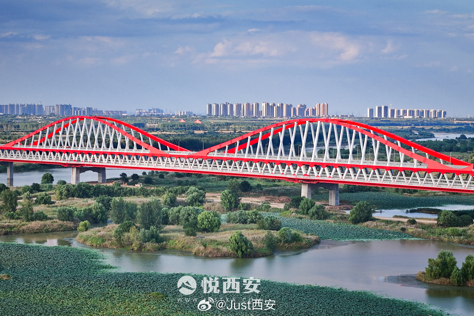 曾创造多个工程“第一”的泾渭河公轨合建桥，其下层地铁部分已投用近两年，但上层连接