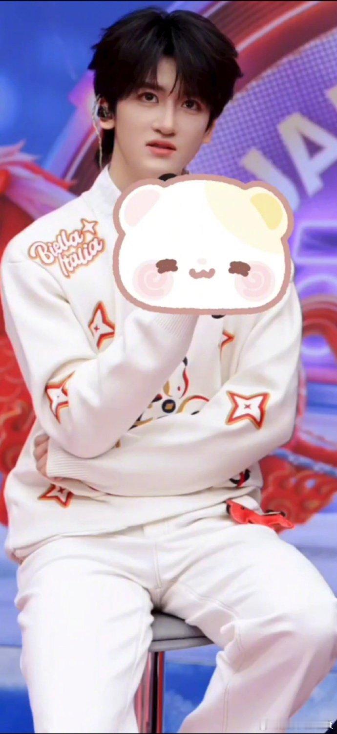 邓佳鑫说在老家辈分很大 一群小孩围着一个小孩喊爷爷，这场面我真的能笑一年！ 