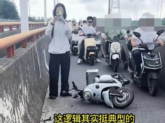 近日，上海街头一小仙女骑小电驴追尾摔倒，前方男子停车回问她：“要不要报警？”女生