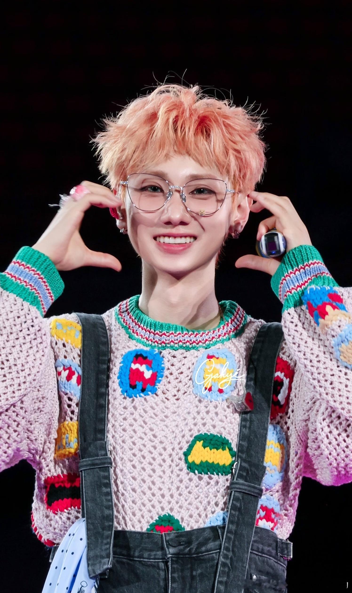 李雪琴看汪苏泷演唱会李雪琴现身汪苏泷演唱会现场，之前她还当过演唱会嘉宾，同台合唱