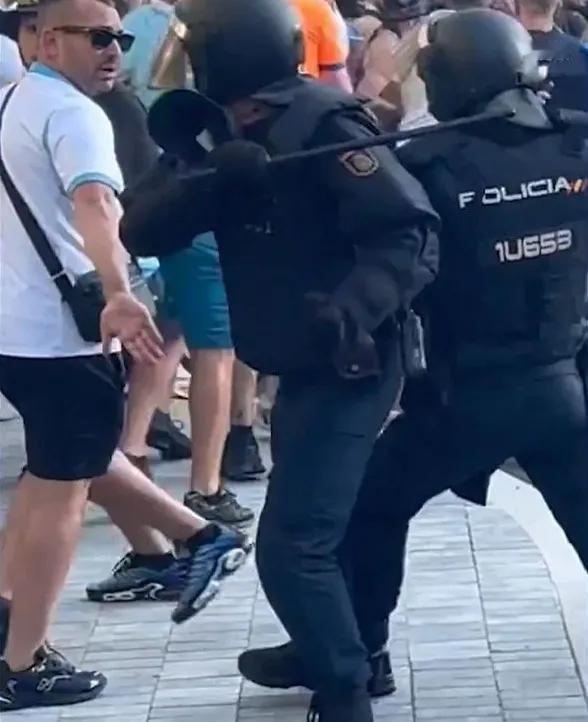 在欧冠马赛客场对阵皇马的赛前，马赛球迷和马德里当地警方发生了对峙，西班牙警察使用