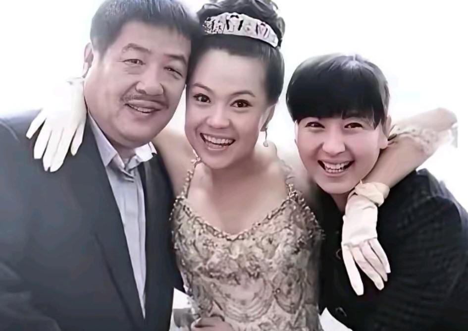 这是闫学晶的继女，林越的亲生闺女。还别说和闫学晶长的挺像，以前闫学晶没有亲闺女的