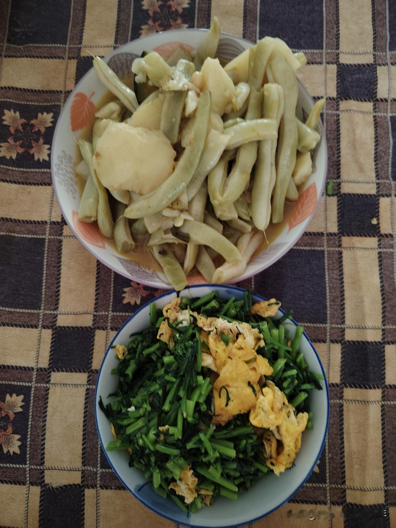 今天，我的表现很好，擦了客厅的玻璃，好累啊？
又收拾了卫生间，把擦玻璃时的衣服又