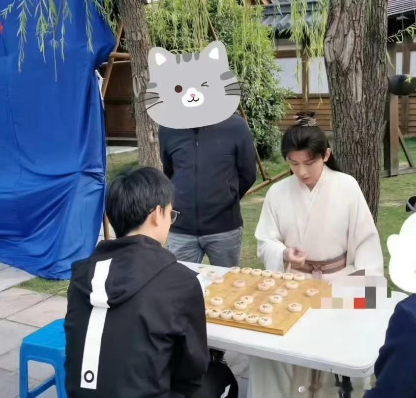成毅成毅沉迷下象棋 cy成毅 喝喝茶 晒晒太阳 钓钓鱼🎣种种萝卜 养养花🌸下