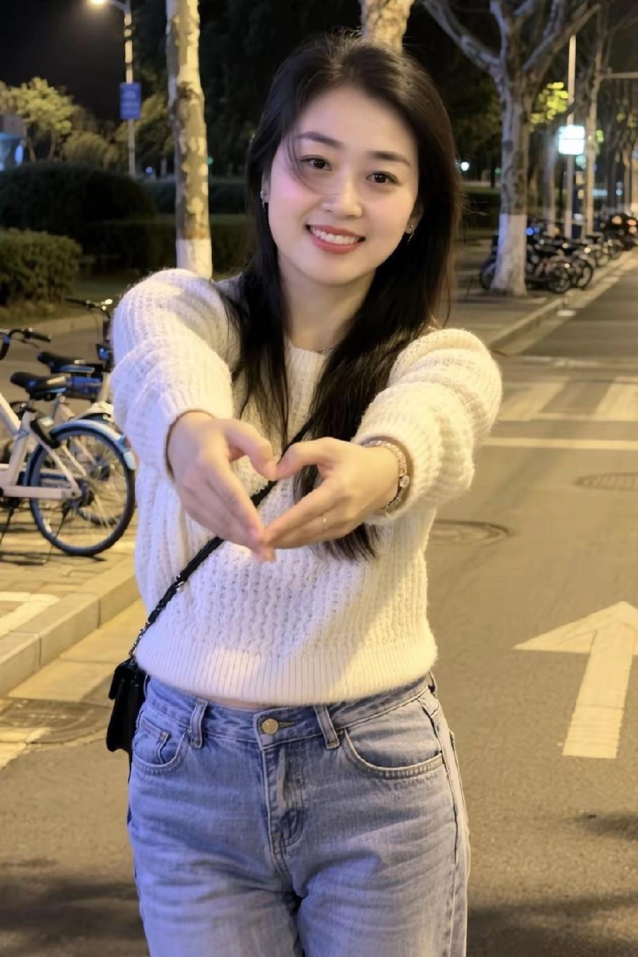 上周和老同事吃饭，聊起单位里的老周。业务尖子，却从不和人抢功。去年评职称，他把准