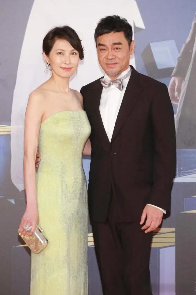 1998年，记者问港姐冠军郭蔼明：“有那么多富豪追求你，其中很多还是亿万富豪，可