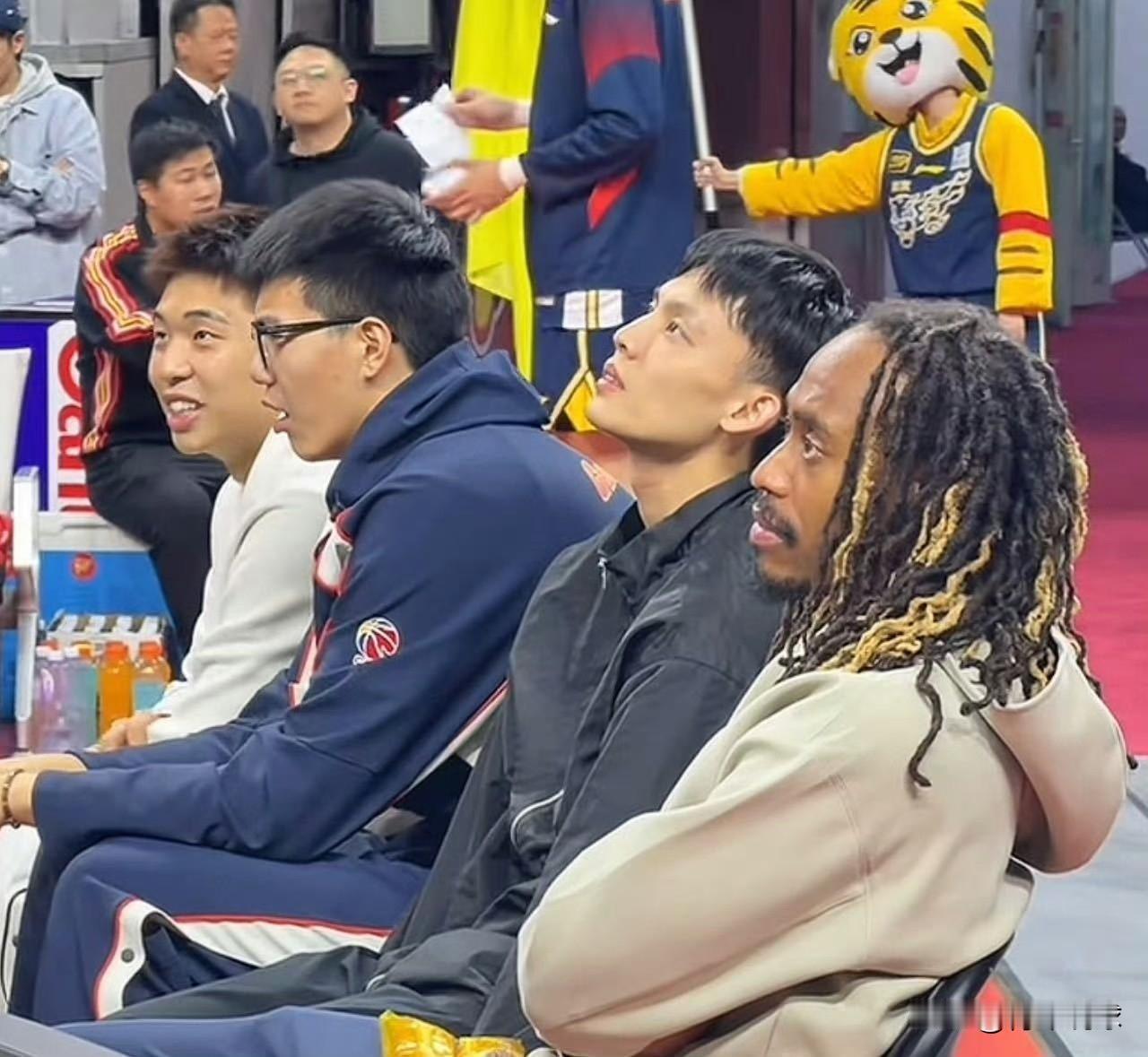 广东男篮替补席“一道靓丽的风景线”！

今晚晚上迎来广东男篮VS吉林男篮的比赛。