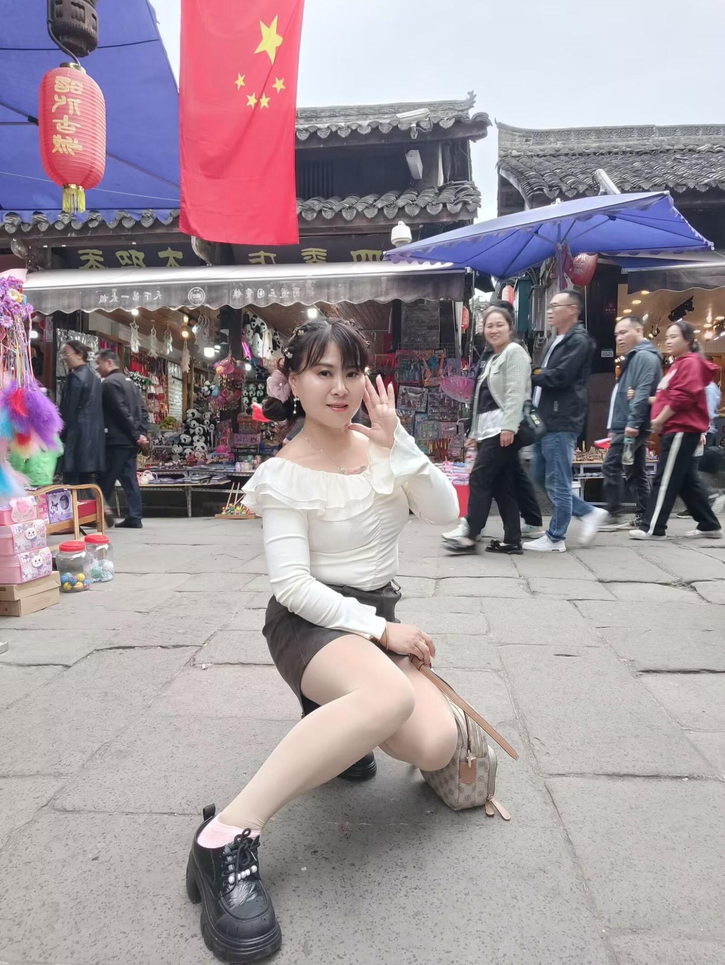 迈着自己的步伐，看着自己的风景，过着自己的生活，不去羡慕不去嫉妒，只要...