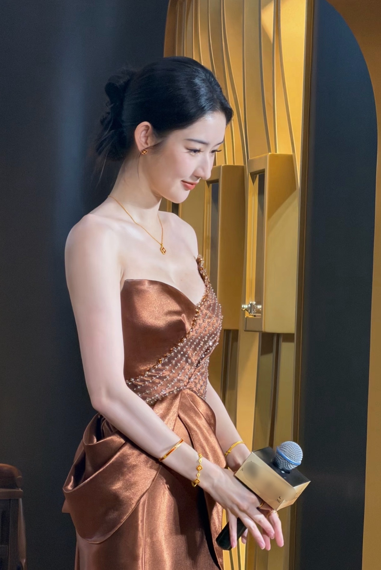 ？啊，怎么会是他俩，印象里也没有过同框，没合作过作品也没参加过同一档综艺啊…曝黄