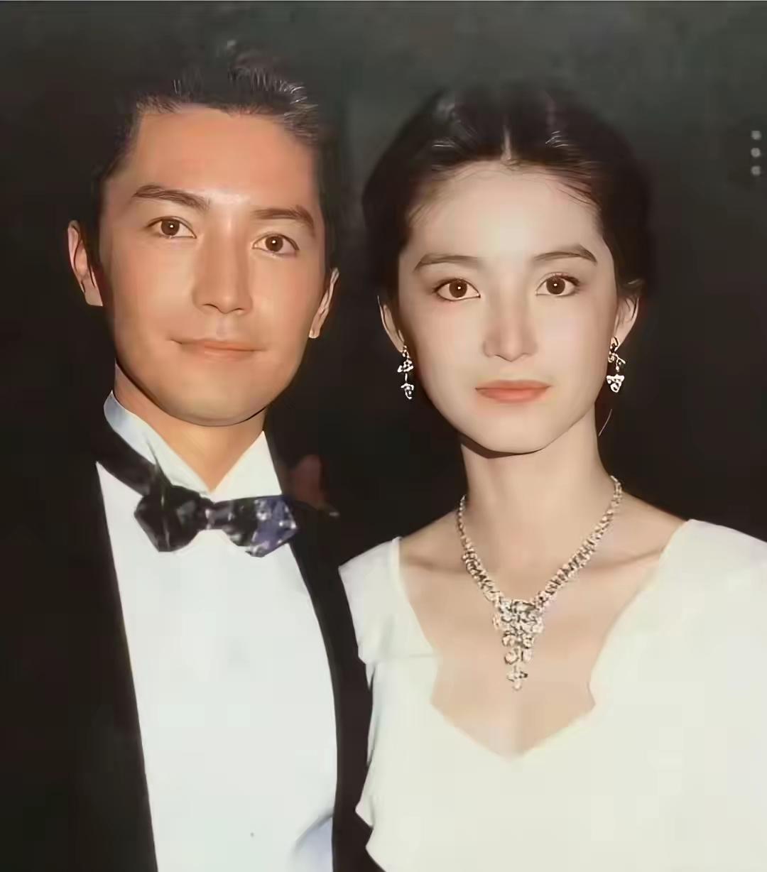 尊龙和林青霞他们两人都被称为人间绝色，尊龙被称为一百年一遇的男人，林青霞被誉为是