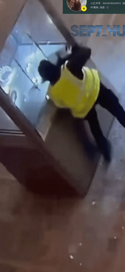 去年卢浮宫失窃，盗窃手段竟如此原始而朴素。窃贼嫌机器不好使，化身“铁臂阿童木”，