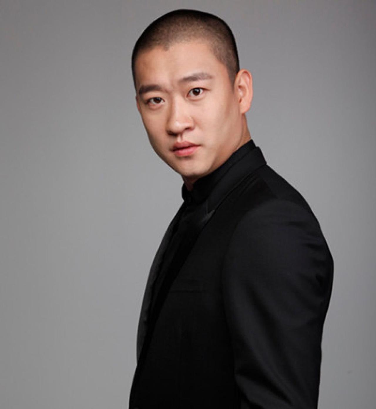 当年曹云金蹲在锅炉边添柴，王慧踩着铁锅贴饼子，那不是剧场，是德云社早年的真实光景