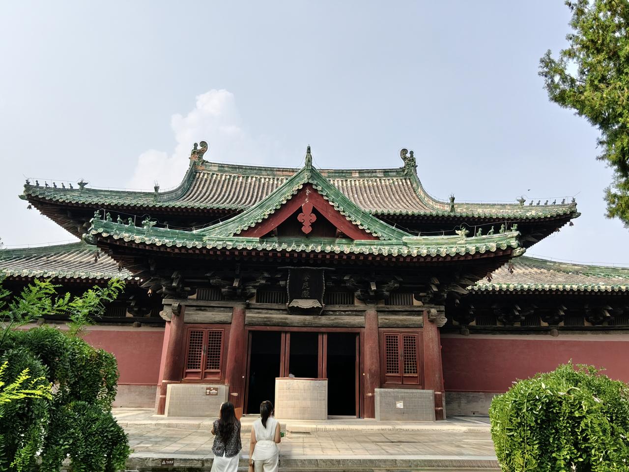 参观隆兴寺
隆兴寺始建于隋开皇六年(586年)，是我之前种草许久的著名寺院。
中