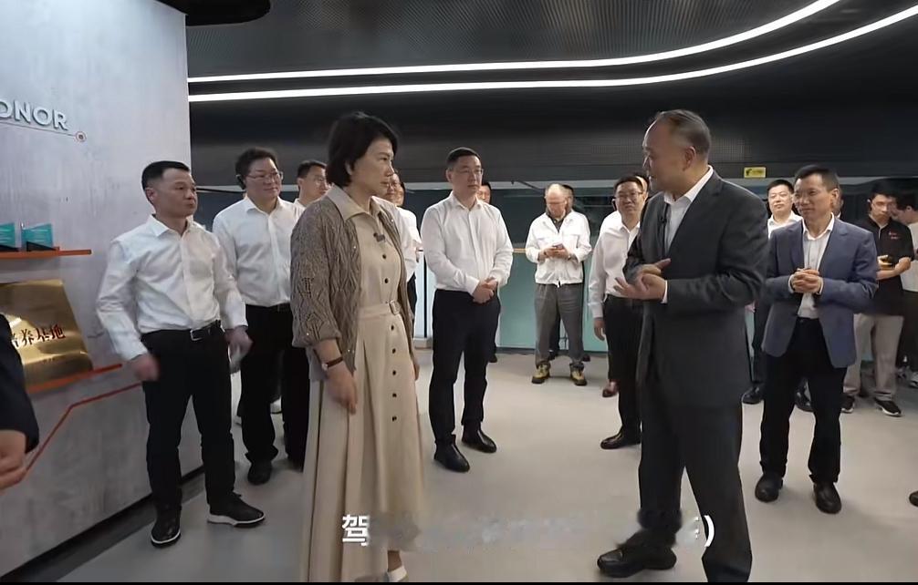 董明珠到访吉利集团，李书福接待！

7月3日，格力电器董事长董明珠到访吉利集团，