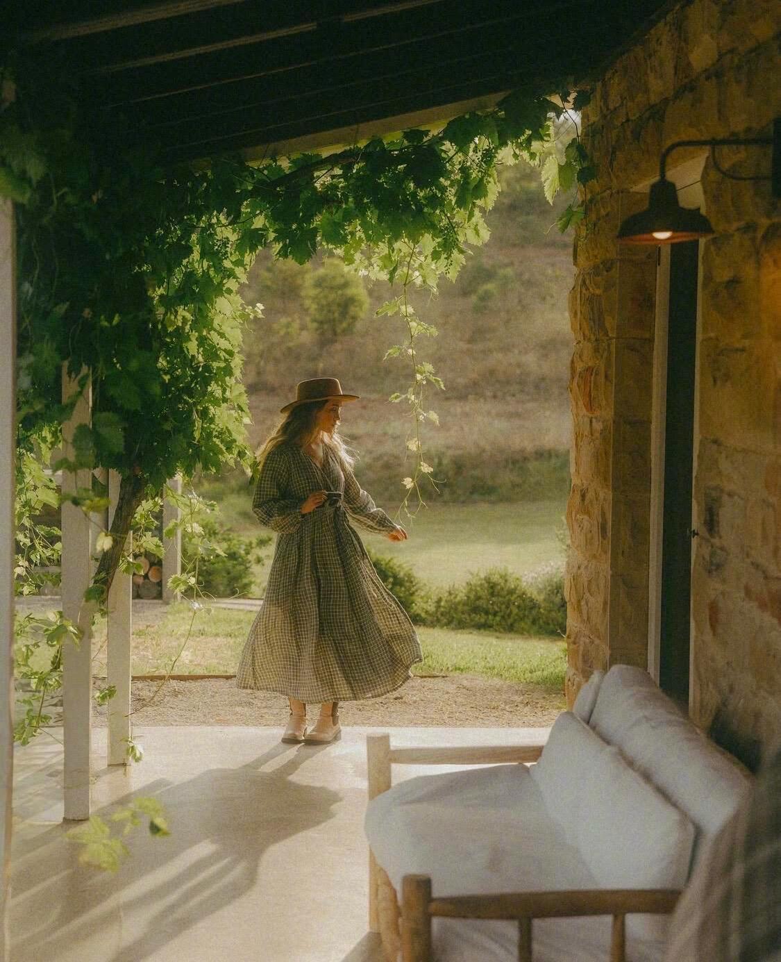 我躺在阿尔卑斯山麓下，任由发间长出时间的玫瑰...
              