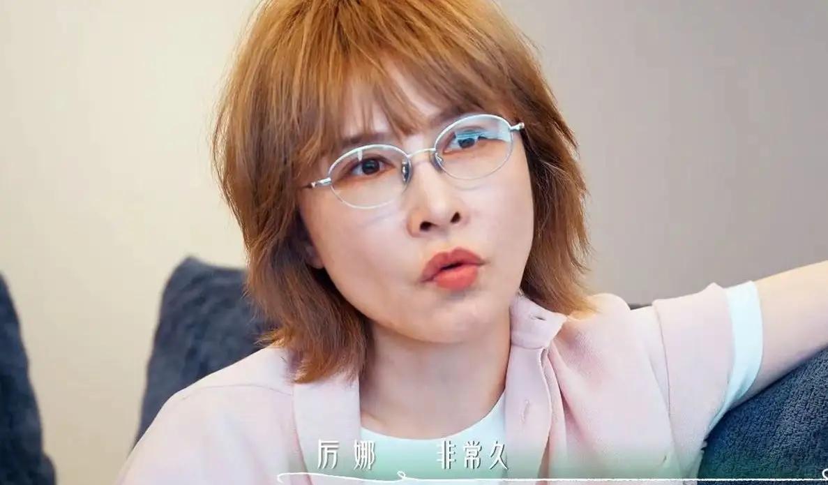 06超女的飞雪组合这段对话，听完心里五味杂陈。
 
采访里导演问厉娜，有没有恨过