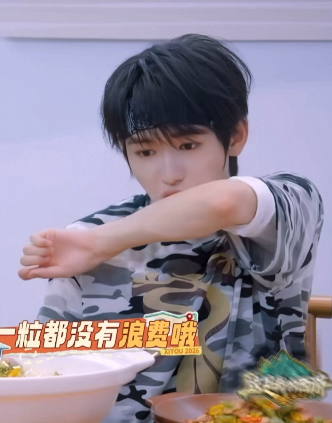 小baby啊吃饭吃到自己手上 