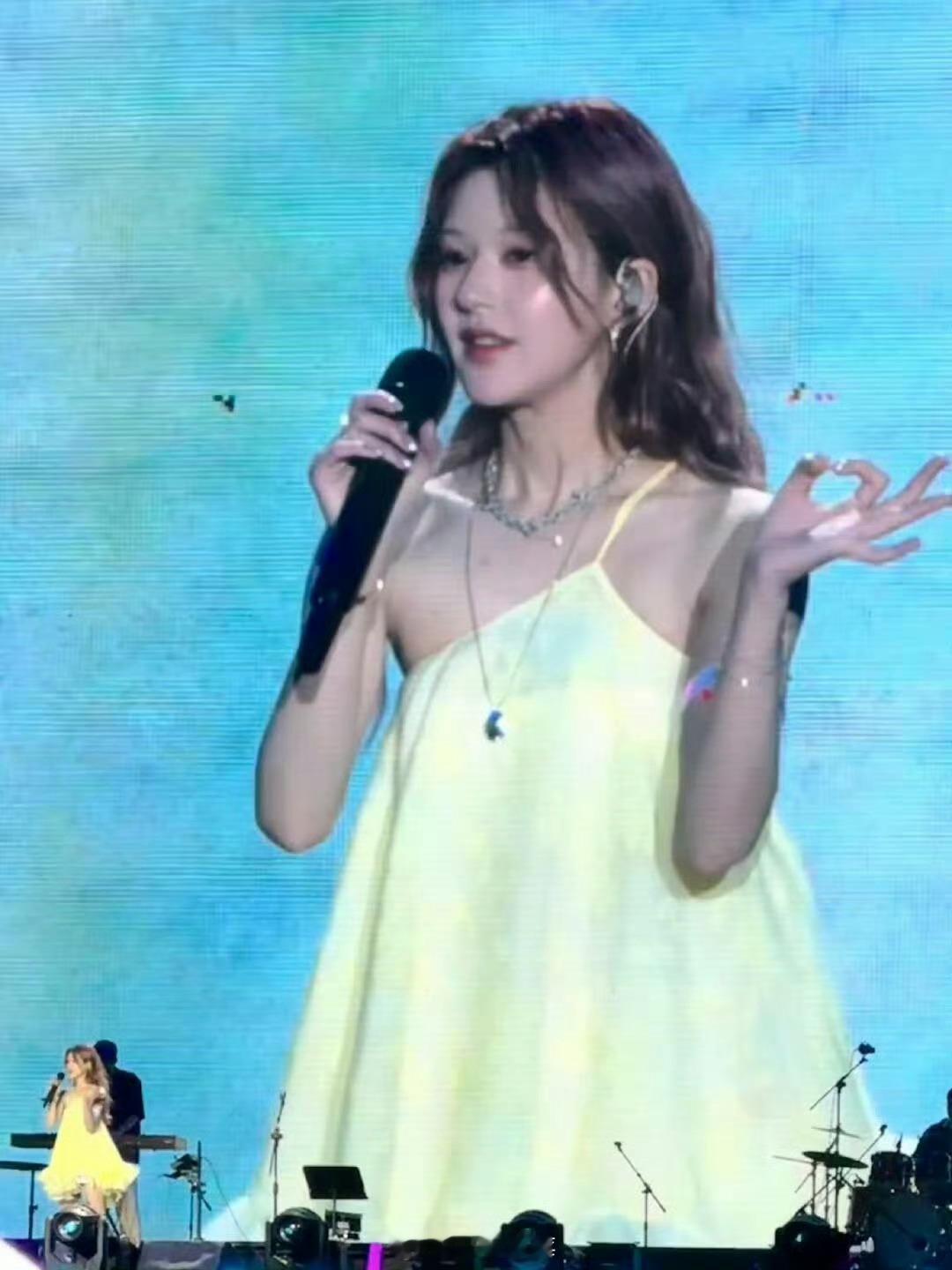 赵露思音乐节大屏幕图 ​​​