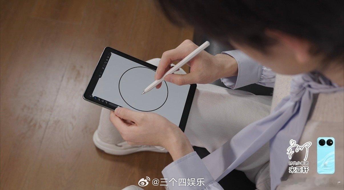 宋亚轩画的是精灵球吗 谁懂啊，乍一看真以为他在画宝可梦道具。细看才发现是带耳朵的