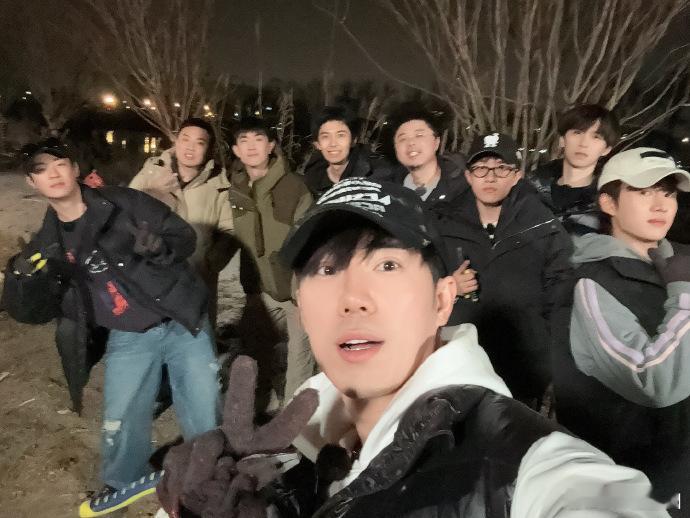 鹭卓今日收工照  鹭卓猛男们干活麻溜到位  鹭卓今日工作照来袭，帅气与实力兼具的