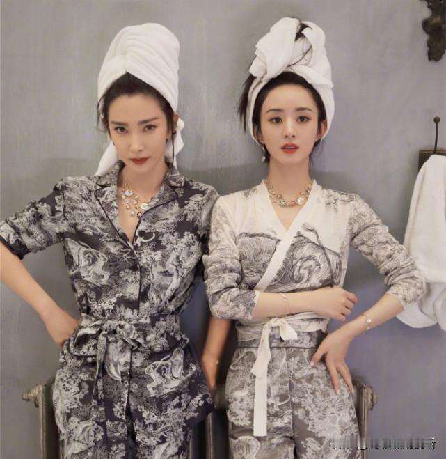 近日，赵丽颖频频登上时尚封面，每一组大片都独具风采，引发了广泛关注。从与李冰冰携