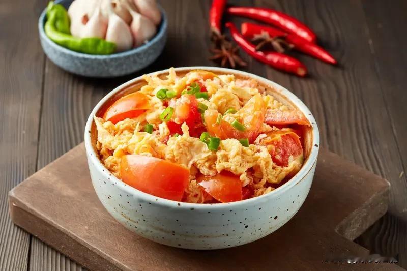 西红柿炒鸡蛋里放辣椒这事儿，能把家庭群搅得炸开了锅。就因为我往菜里加了小米辣，被