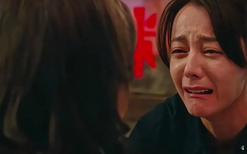 《利剑·玫瑰》：热巴哭戏，演绎至深的无奈与心疼 在刑侦大剧《利剑·玫瑰》中，有这