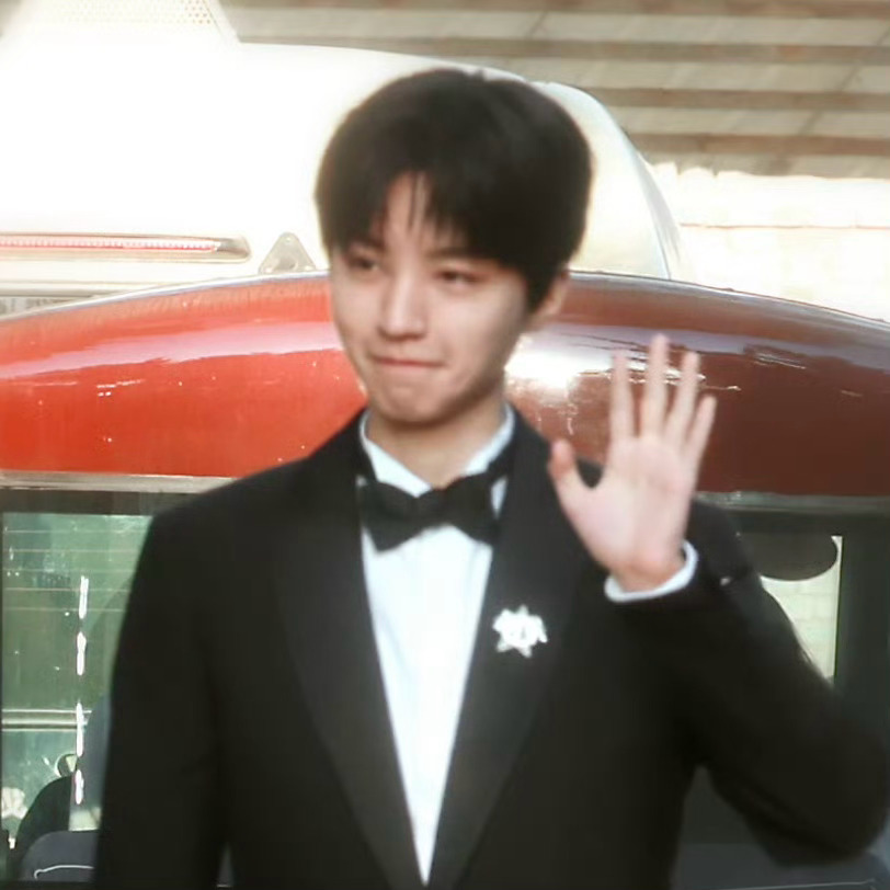 抿嘴小猫一🐈一样😐 