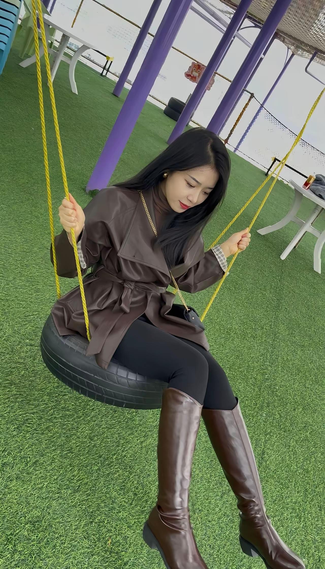 不经意间的动作，淡妆出镜，清纯靓丽。