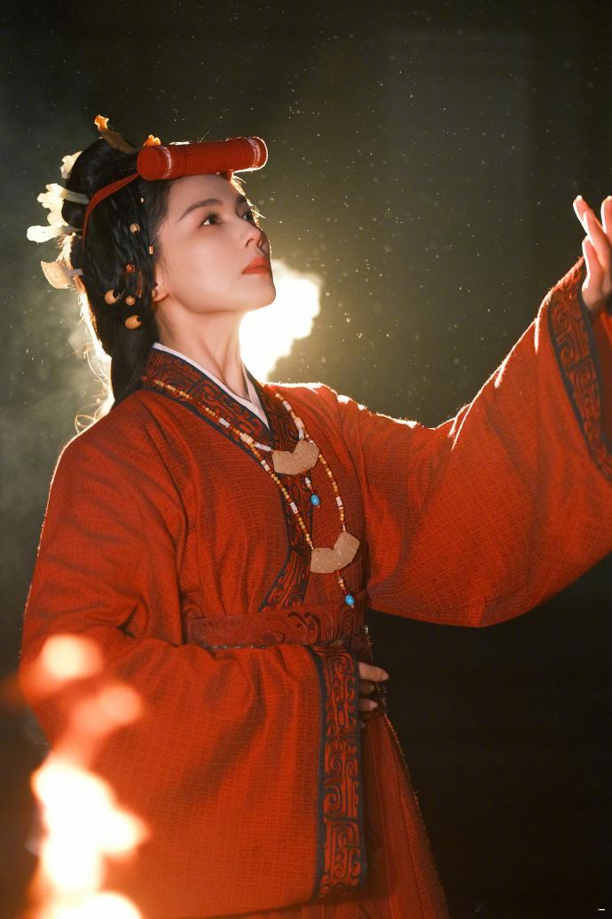 刘涛金石探文明饰演妇好 她往青铜鼎前一站，眉眼间的英气直接和甲骨文中的女将重合了