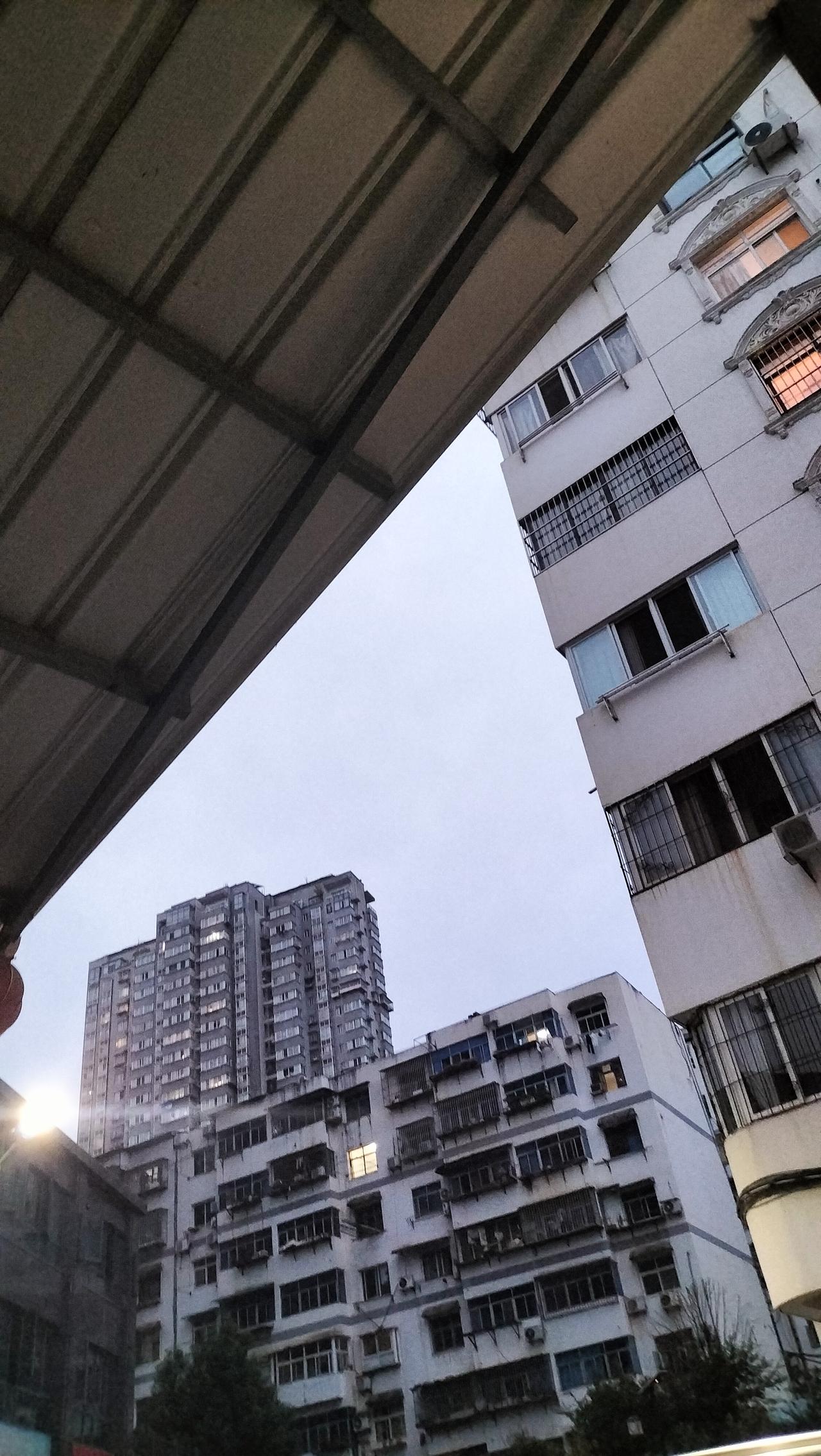 现在天黑的好早呀，7点天都黑了，，，，，，
