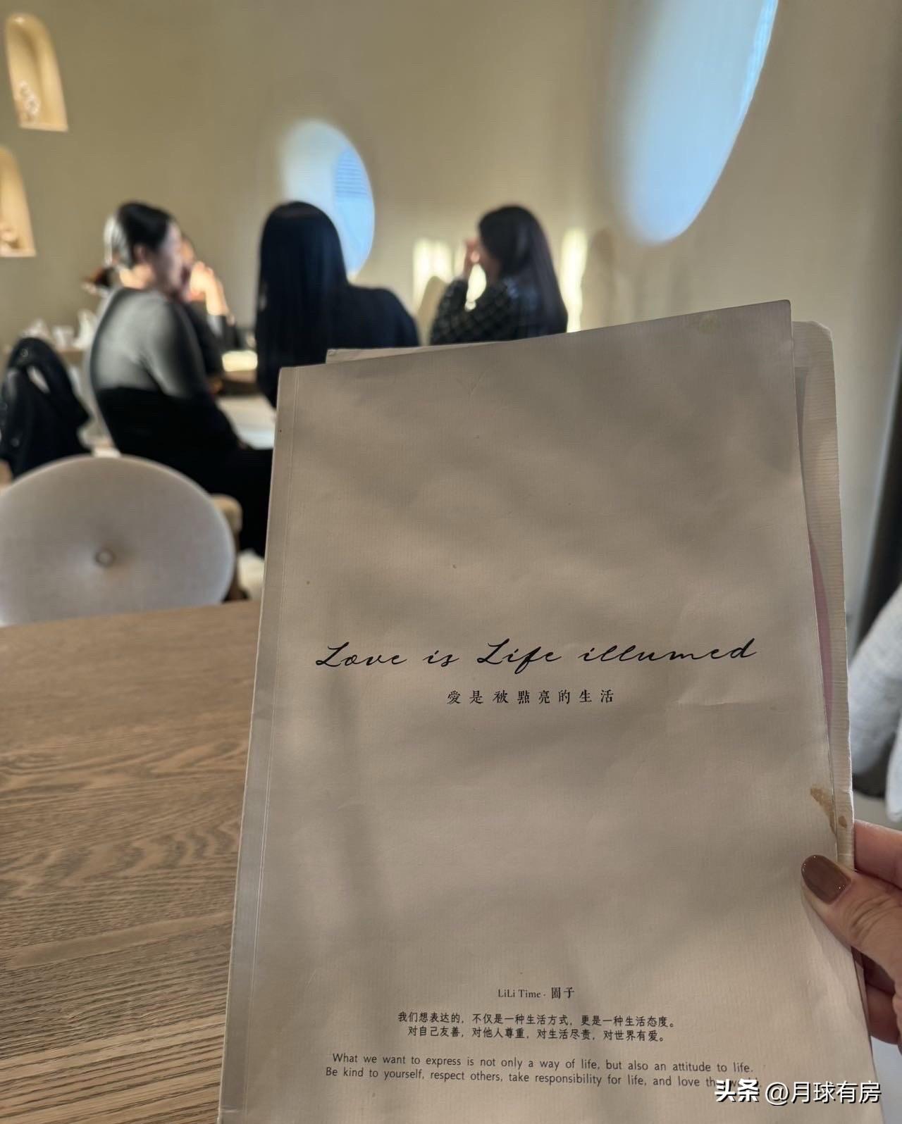 不被定义，无畏生长，温柔且有力量

“不被定义，无畏生长，温柔且有力量”——这才