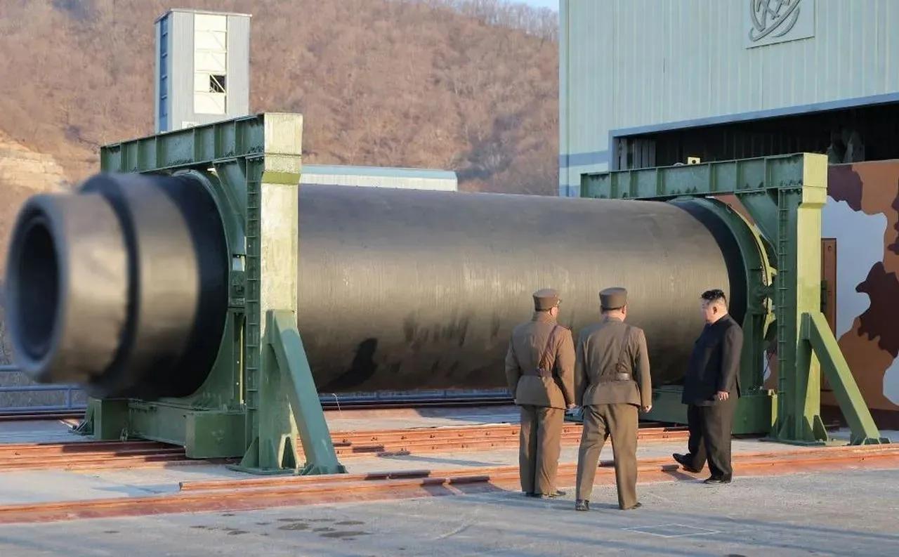 朝方专家研制出了一种新型固体燃料火箭发动机，是专为能够打击美国本土的洲际弹道导弹