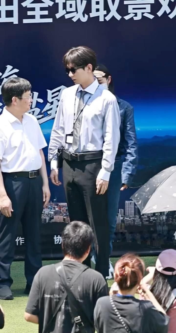 成毅狩谎转场深圳盐田，全域影视基地专门办隆重的欢迎仪式，当地领导出席，成毅手持三