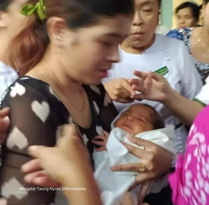 缅甸仰光在中央妇女医院丢失的数天大婴儿，10月31日午间已经寻获。
婴儿的亲人1