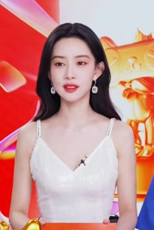 #孟子义现在不打麻将了##孟子义在看余华的书# 孟姐今晚直播的时候说最近在家不怎