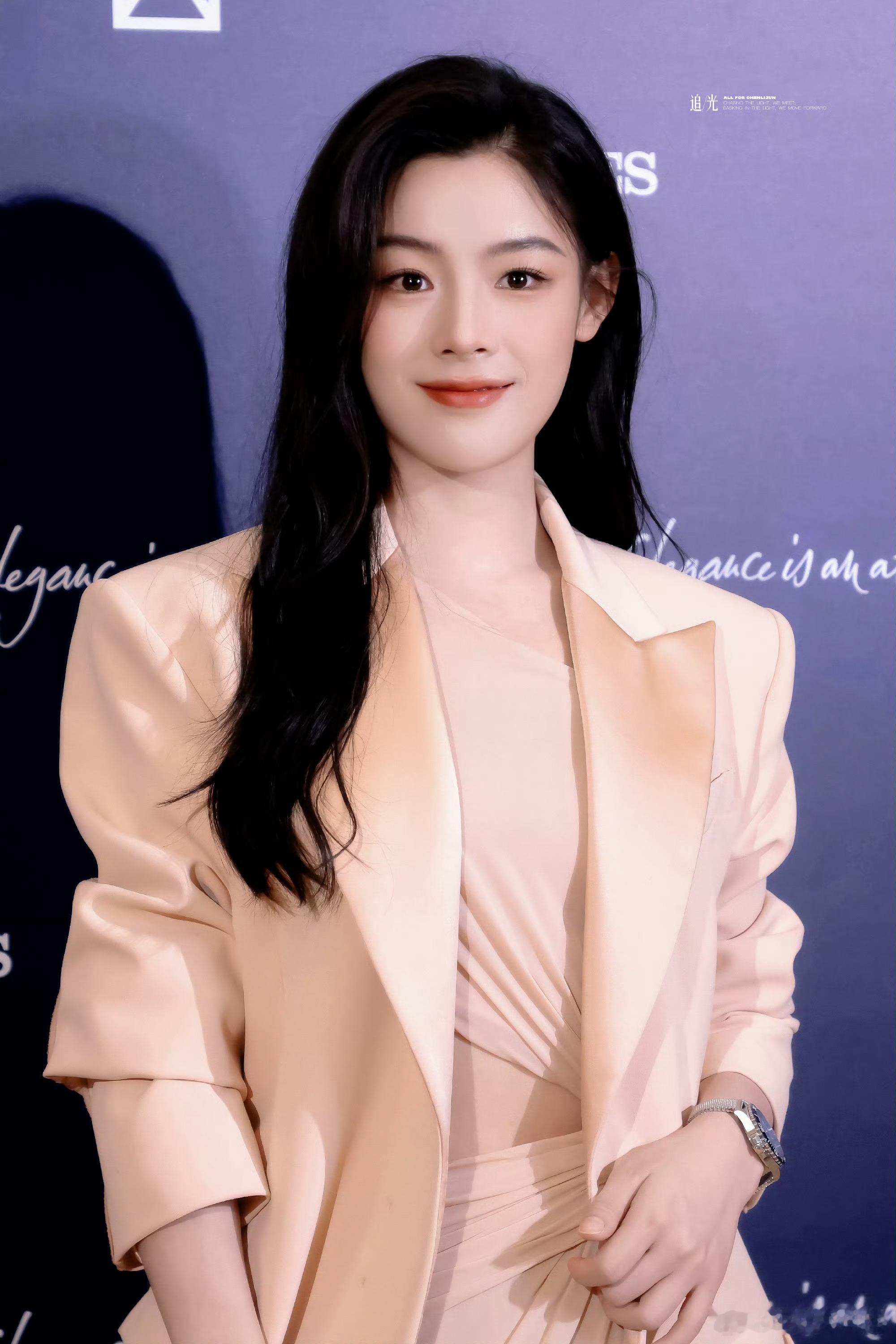 陈丽君粉色西装陈丽君今日份活动状态，美之美之，心动亿次了！陈丽君上海浪琴活动