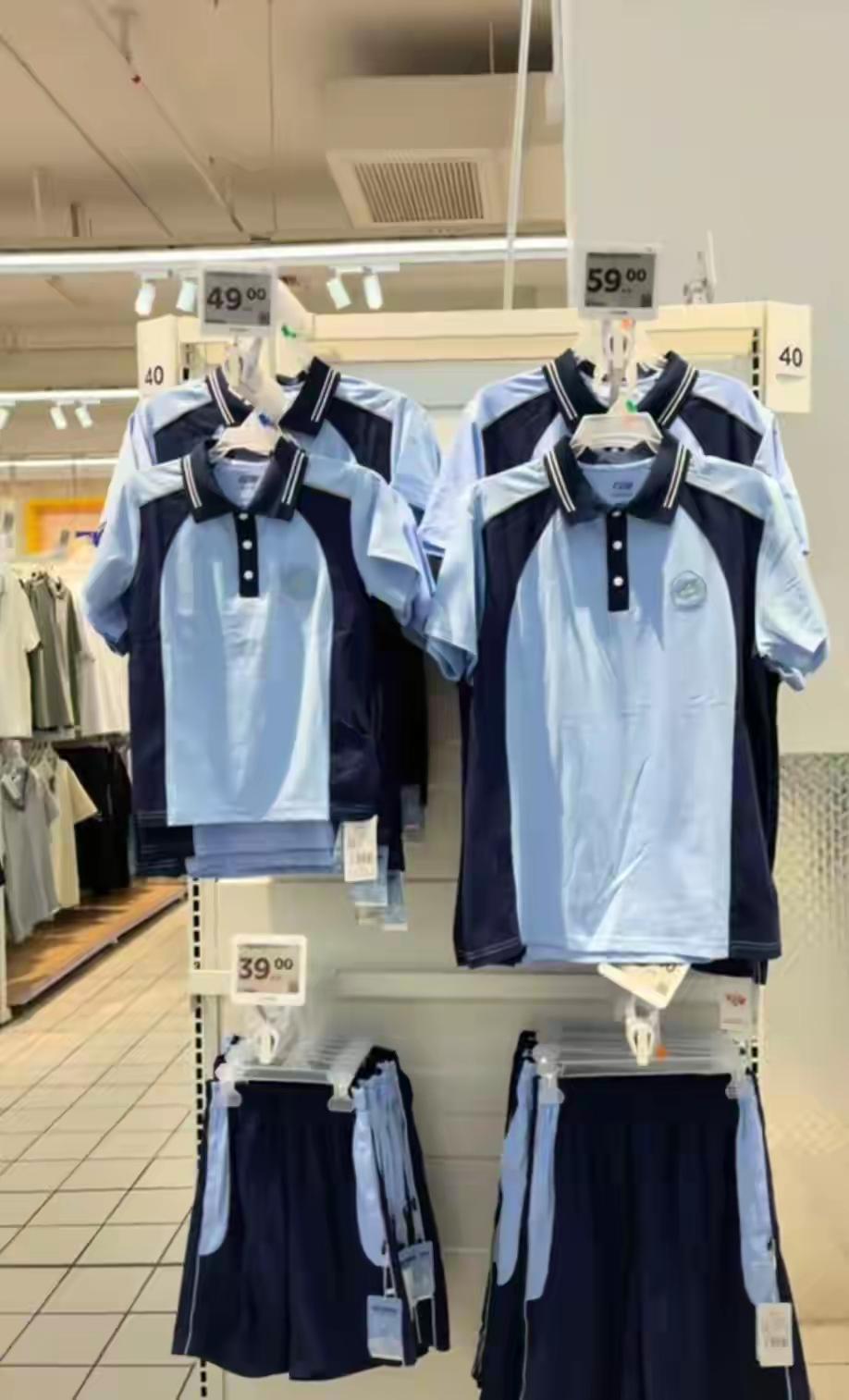 广东省校服争议已持续数十年，长期以来家校矛盾不断。

今年9月开学新规落地，家长