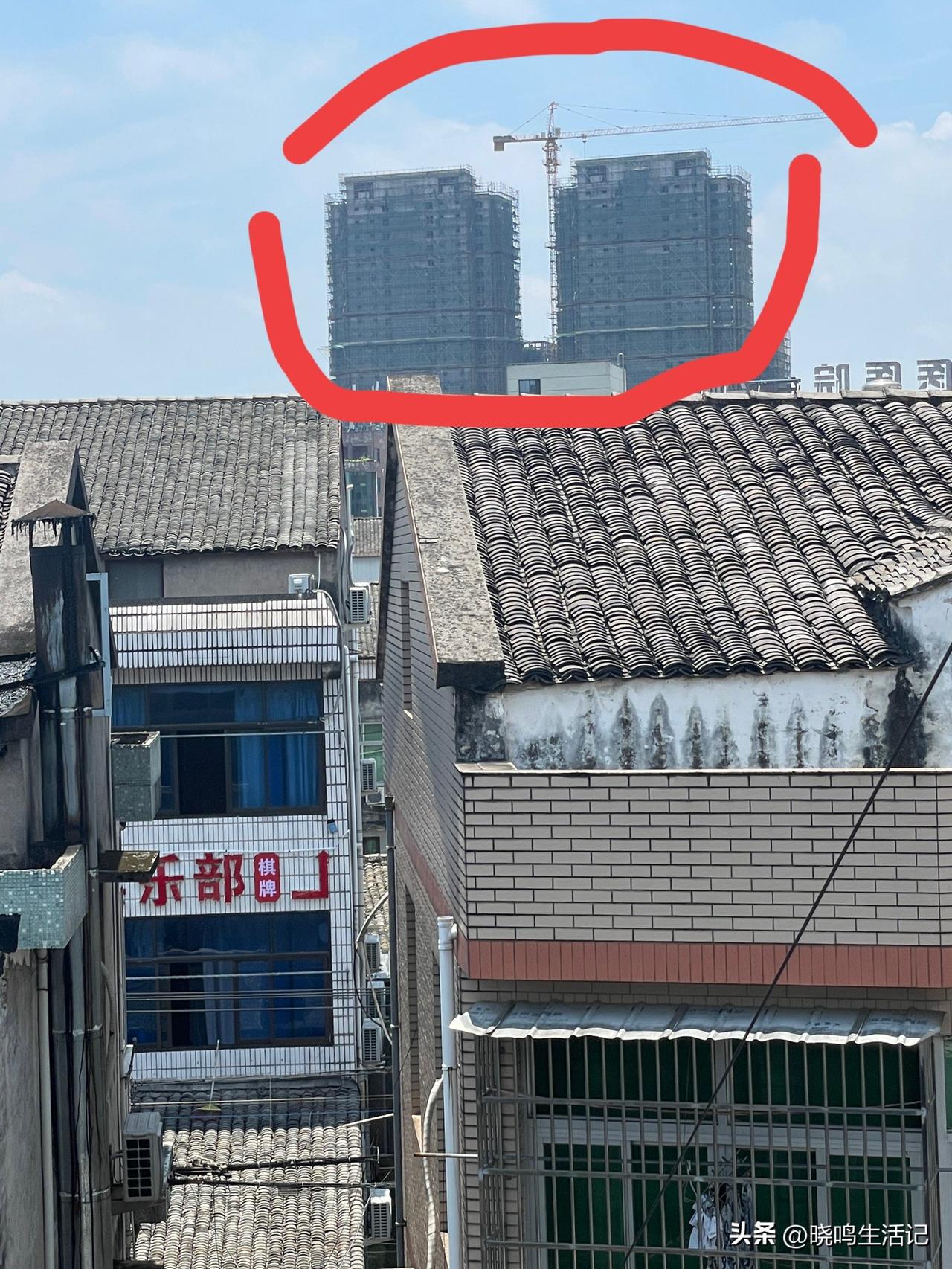 两年前这几栋楼已经是这样了，要知道这可是紧临温州主城的一线江景房。