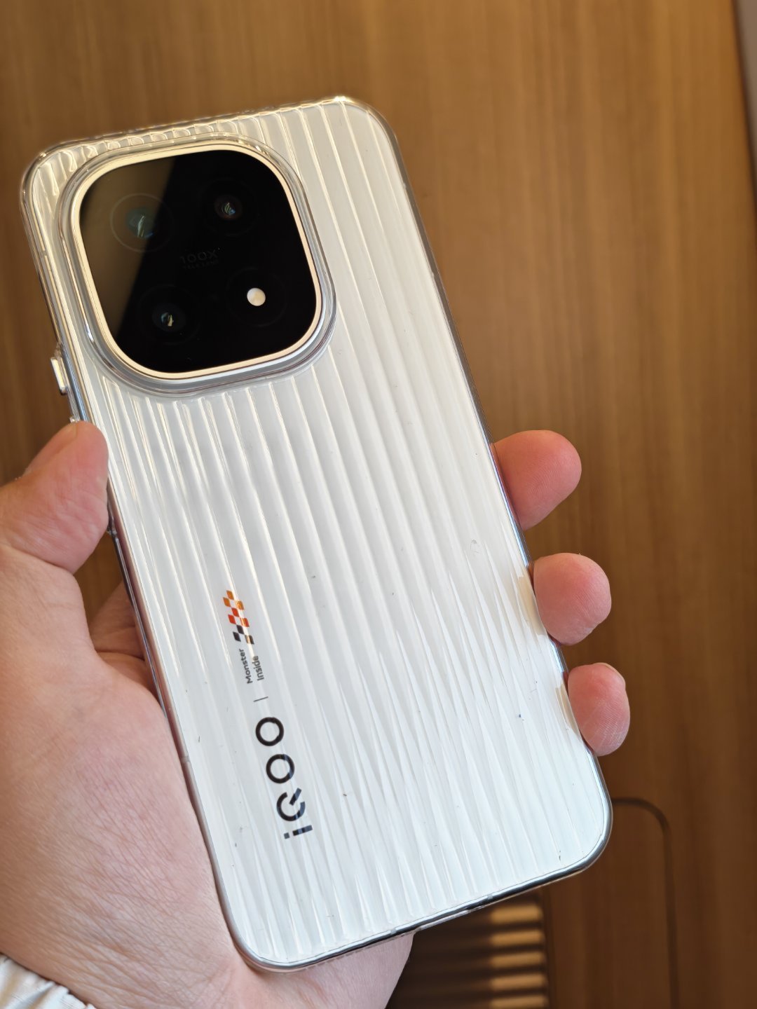 高铁上无聊：用iQOO15打会游戏😏 