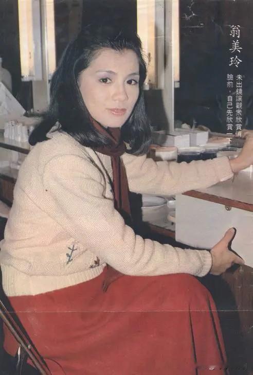 📖图说·翁美玲👉片场的她
翻开旧相册，又看到这张
化妆间里，没有黄蓉的光环，