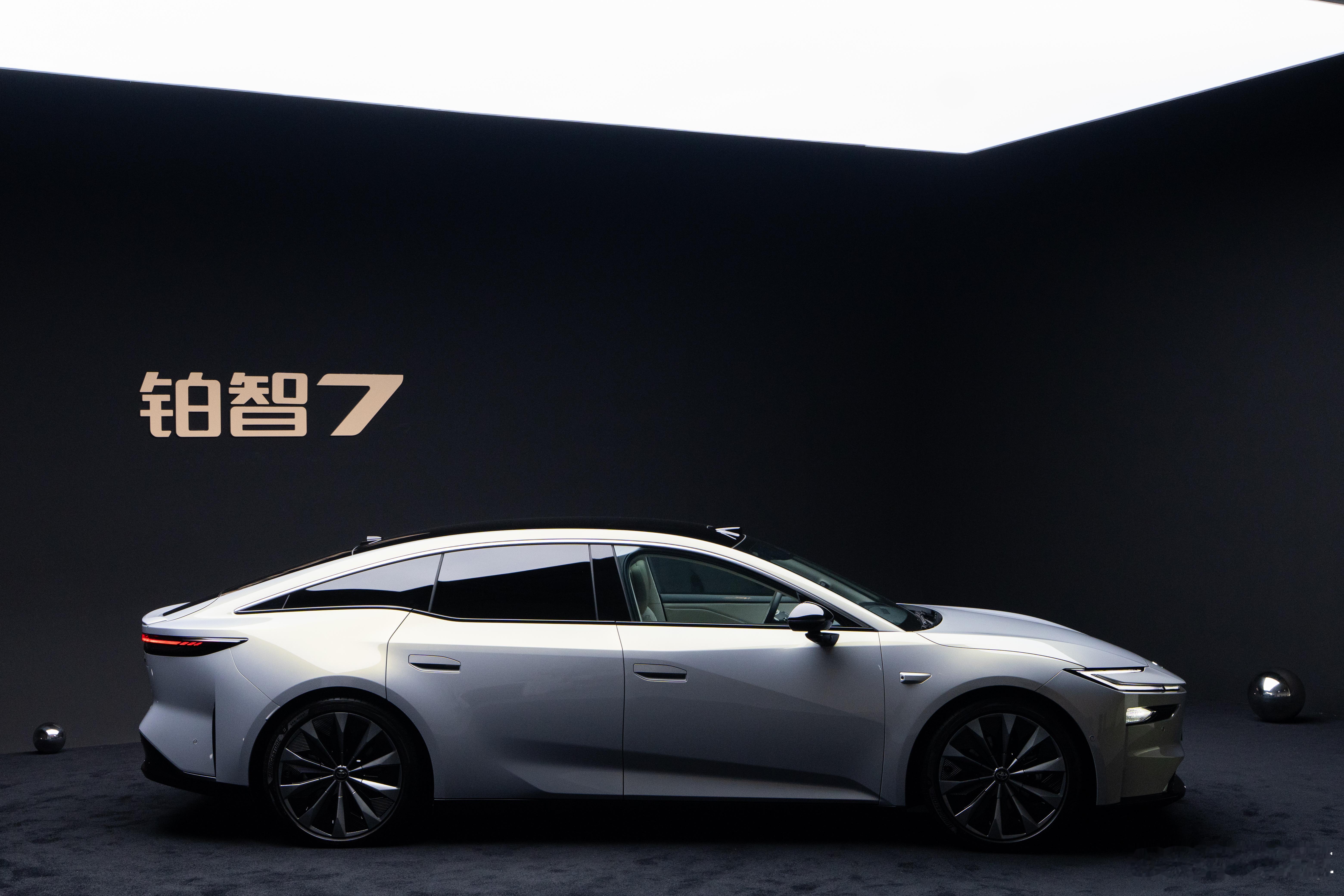 汽车门把手新规要求，以后不能有纯电子的门把手，必须要可以机械打开。丰田推出电子机