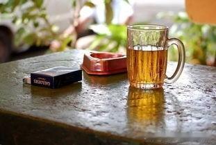 昨天有人劝我，说：“喝酒对身体不好，最好把酒戒了！”直说得我一肚子火。想想看，我