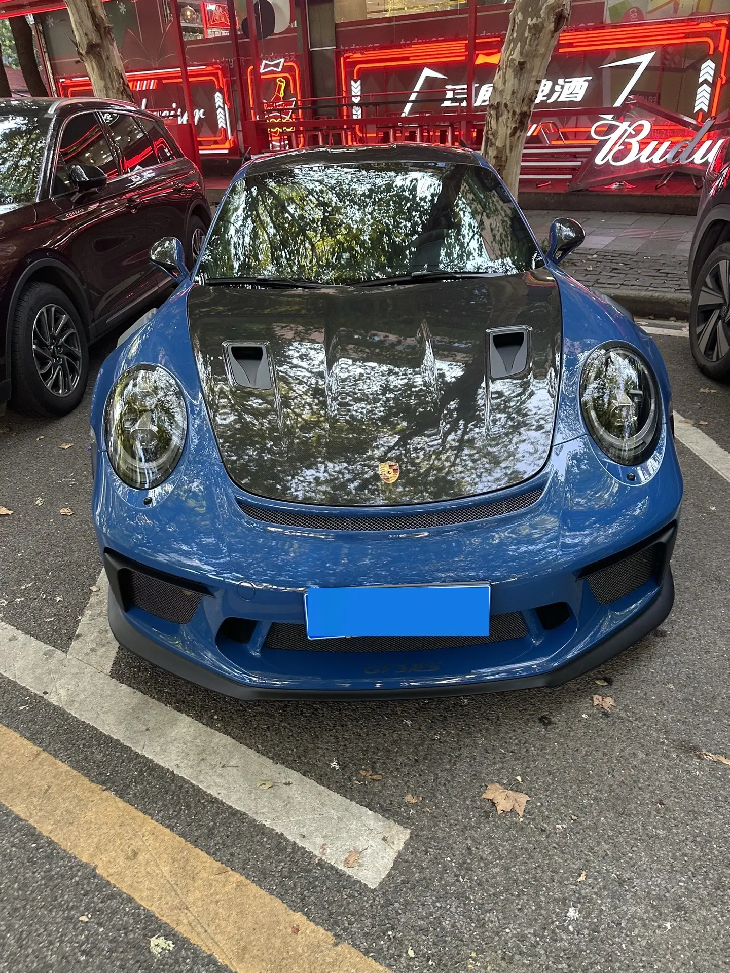 偶遇网红烧哥的保时捷911GT3RS蓝色的搭配加上碳纤维尾翼！前脸设计...