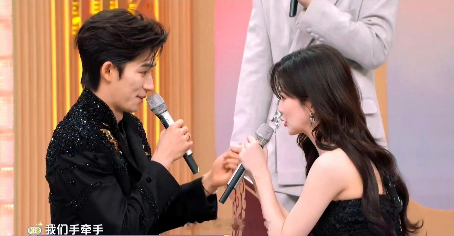 何炅都嗑疯了！白鹿王星越“手牵手”名场面，秘密根本藏不住，糖分超标🍬白鹿王星越