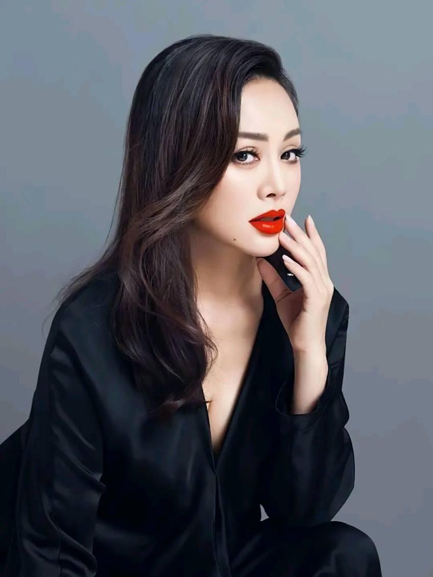 向太说，

宁静明明老天爷赏饭吃，可惜了，恋爱脑嫁给老外。

说起宁静，她的美有