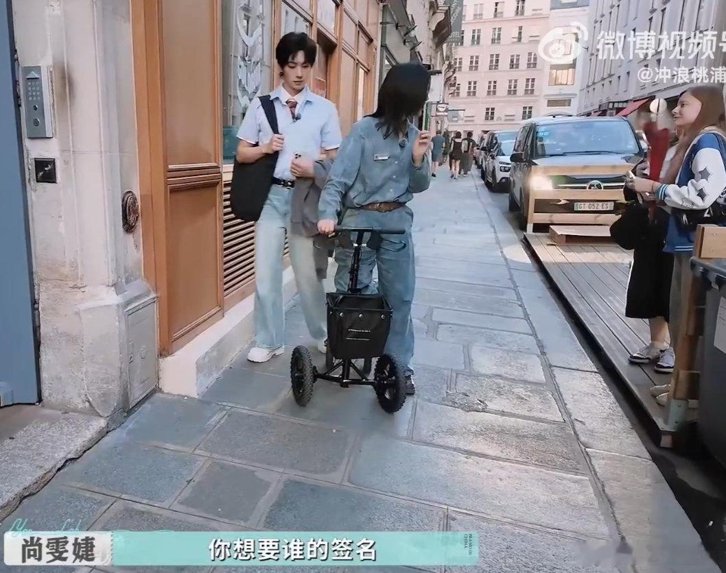 颜安[超话]颜安巴黎收获文俊辉粉丝哎呀呀，颜安在巴黎也太有排面了，文俊辉粉丝都追