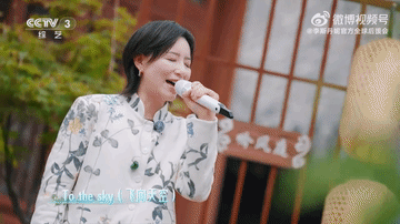 央视镜头下的李斯丹妮李斯丹妮穿新中式白衣黑裤登上央视，那股子干练劲儿真让人着迷，