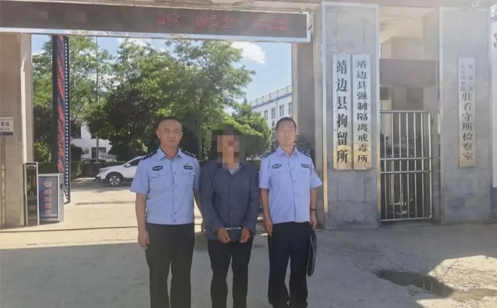 陕西榆林靖边，一老农闲来无事，开着拖拉机在村里翻了几天地，硬是开出24亩"新田"